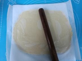 上下铺上油纸，擀面杖擀成2mm厚的长方形。