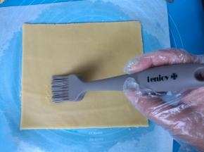 切去不规则的四边，剩余的8克玉米油用柔软无毒的英国爱享佳硅胶刷刷在表面。