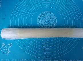 借助擀面杖卷成卷，像卷蛋糕卷一样。送进冰箱冷冻30分钟。