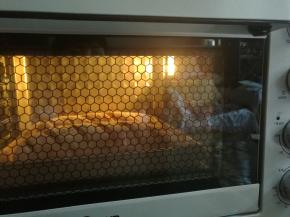 送入预热好的烤箱，上下火185度烘烤25度即可。