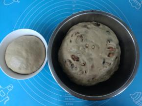 面团发酵到两倍大，取出。