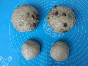 别分割成2块，滚圆，松弛20分钟。