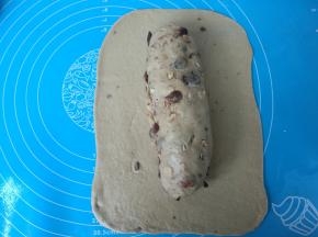 没有果料的面团擀成方形片，步骤8的果料面团放进中间。