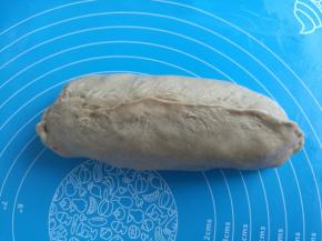 包起来，捏紧，收口冲下。