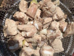 2.出水过的排骨，控干水分！
