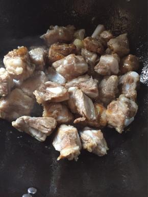 4.冰糖融化就可以放入排骨，进行翻炒！
