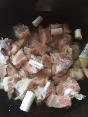 1.排骨切小块洗干净，放入适量冷水，葱段，姜片，煮至沸腾！
