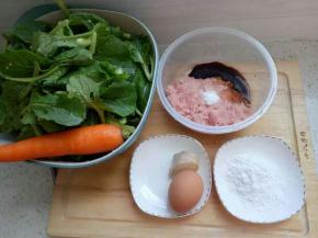 首先我们要准备原料，小白菜，肉馅，鸡蛋，淀粉，姜末，生抽，盐。
大家可以根据宝宝的月龄，还有宝宝的过敏是否是过敏体质，来增添鸡蛋，还有这个生抽和盐。