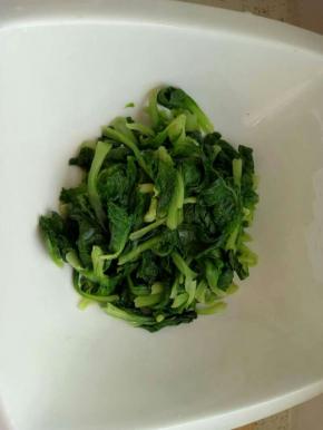 先将小白菜洗净，焯水，然后根据宝宝的月龄，选择切段或者是切碎。