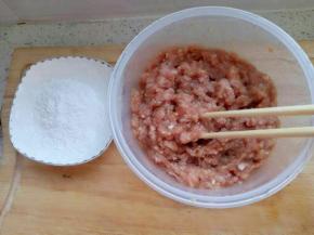 将肉馅，姜末，鸡蛋，生抽，盐顺着一个方向搅匀。