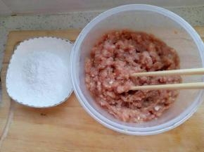 将肉馅，姜末，鸡蛋，生抽，盐顺着一个方向搅匀。