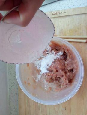 把肉馅搅匀后，有抱团感的时候再加入干淀粉搅匀备用。