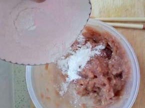 把肉馅搅匀后，有抱团感的时候再加入干淀粉搅匀备用。