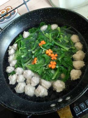 最后放入小白菜烧开，加盐即可。