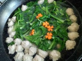最后放入小白菜烧开，加盐即可。