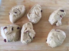 发酵好的面团取出按压排气，均分成六份