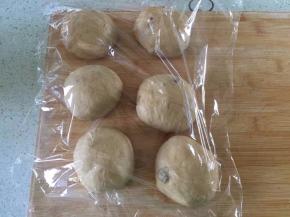 ，滚圆，盖保鲜膜松驰15分钟