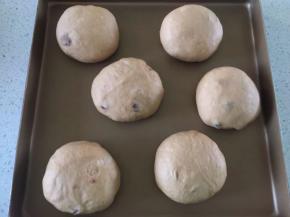 松驰好的面团再次滚圆蔓越莓尽量包在里面