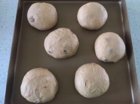 松驰好的面团再次滚圆蔓越莓尽量包在里面
