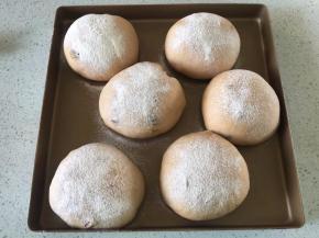 放烤箱内放碗热水发酵至两倍大，在表面撒一层面粉