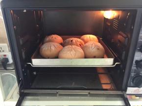 放180度预热好的烤箱中下层，25分钟左右即可