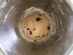 除黄油和蔓越莓外所有材料放入面包桶；​启动“和面”程序一个程序后加入黄油，继续启动“和面”程序揉至扩展阶段，程序结束前三分钟加入蔓越莓干，揉均匀，盆底撒面粉，把面团稍微整型，放在盆里，盖上保鲜膜，放在温暖处发酵