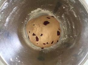 除黄油和蔓越莓外所有材料放入面包桶；​启动“和面”程序一个程序后加入黄油，继续启动“和面”程序揉至扩展阶段，程序结束前三分钟加入蔓越莓干，揉均匀，盆底撒面粉，把面团稍微整型，放在盆里，盖上保鲜膜，放在温暖处发酵