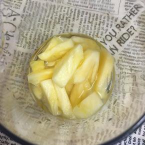 将菠萝和芒果块放入搅拌杯中，加入饮用水和少许细砂糖。