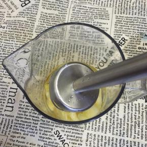 用手持搅拌器搅打至果肉变细腻。