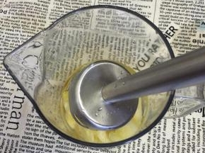 用手持搅拌器搅打至果肉变细腻。