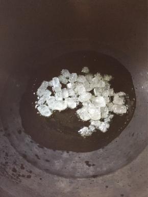 3.锅中放入适量油，油烧热，放入冰糖
