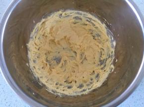 鸡蛋打散，分三次加入黄油里，每次加入必须搅打均匀才能加入第二次，防止水油分离