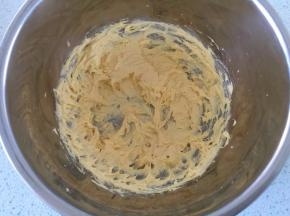 鸡蛋打散，分三次加入黄油里，每次加入必须搅打均匀才能加入第二次，防止水油分离