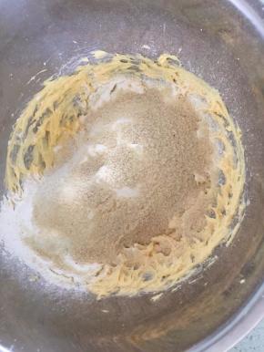 筛入杏仁粉、低粉