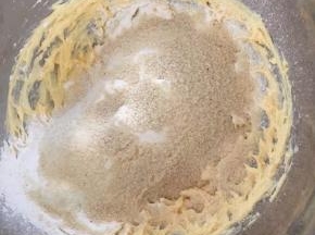 筛入杏仁粉、低粉