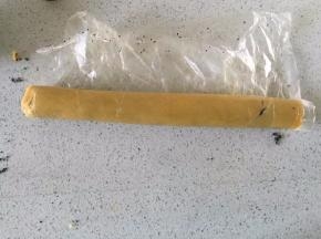 用擀面杖将曲奇卷起卷好的曲奇用油纸包好，放进冰箱冷冻30分钟