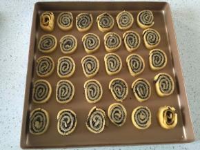 烤箱预热180度。冻硬的曲奇用刀切片，约1cm的厚度，切好的曲奇放到烤盘上。