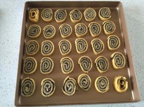 烤箱预热180度。冻硬的曲奇用刀切片，约1cm的厚度，切好的曲奇放到烤盘上。