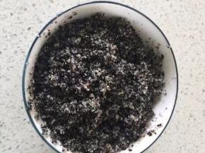 黑芝麻擀碎，16g无盐黄油隔水加热融化。  取其中8g黄油，另外8g待用。加入黄砂糖、8g黄油混合均匀