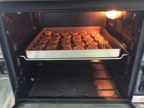 放进预热好的烤箱，上下火180度烤15~20分钟，曲奇边缘上色即可