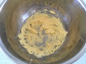 60g无盐黄油提前室温软化，加入细砂糖打发至蓬松发白状态