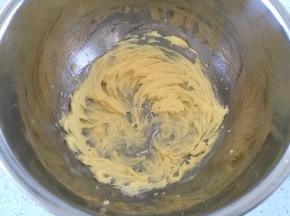60g无盐黄油提前室温软化，加入细砂糖打发至蓬松发白状态