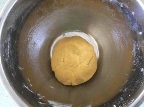 将黄油与粉类混合均匀，形成面团。将面团放进冰箱冷藏30分钟