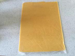 冷藏好的面团取出，装入大号保鲜袋里，将面团擀成长方形、约2mm的厚度