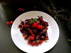 做好的红烧肉肥而不腻，味道鲜美多汁，色泽靓丽 肥肉和皮的部分非常Q弹，肉汁十足哦。