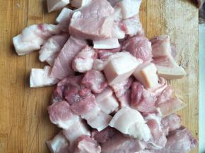 准备材料：将肉切成麻将大小的小块，用厨房巾檫干水份