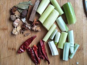 干辣椒 葱 姜切成小片