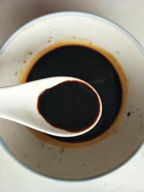 调制酱汁：碗中加入生抽、老抽、料酒，鱼露