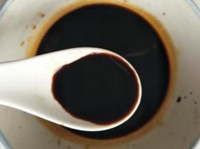 调制酱汁：碗中加入生抽、老抽、料酒，鱼露