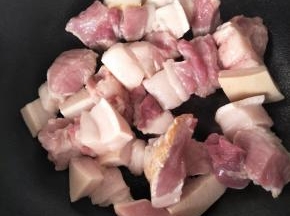 将肉放入平底锅中，小火加热，煎出肉的油份，